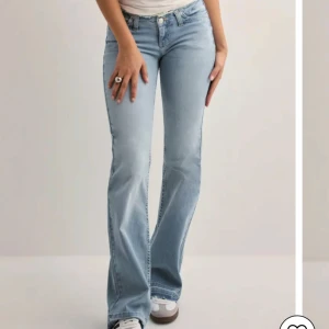 Ljusblå bootcut jeans från Nelly - Säljer ett par ljusblå jeans från Nelly!! Endast använd en gång💕💕