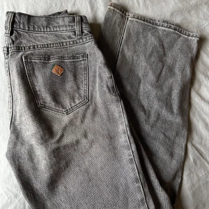 Grå Abrand jeans A '99 Low Straight - Säljer ett superfint par grå jeans från Abrand Jeans, modell A '99 Low Straight. Jeansen har låg midja och raka ben, klassisk och snygg tvättad grå färg. Använd fåtal gånger så fint skick!💛