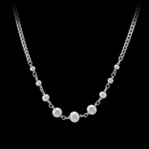 Silverhalsband med vita pärlor - Maria Nilsdotter liknande halsband💕 Ett stilrent halsband i silverfärgad kedja med vita pärlor i olika storlekar framtill. Kedjan är tunn och elegant, och pärlorna ger en klassisk och fräsch känsla. Perfekt för dig som gillar en clean och tidlös look.