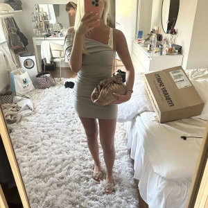 Lyxig klänning från Zara - Eftertraktad klänning som jag tror inte går att köpa längre. Använd endast ett fåtal gånger. Älskar!! Men kommer tyvärr inte till användning så ofta 💚🩵