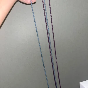 2 långa halsband - 2 st långa halsband i blå och lila. 2 för 40kr eller 20kr styck