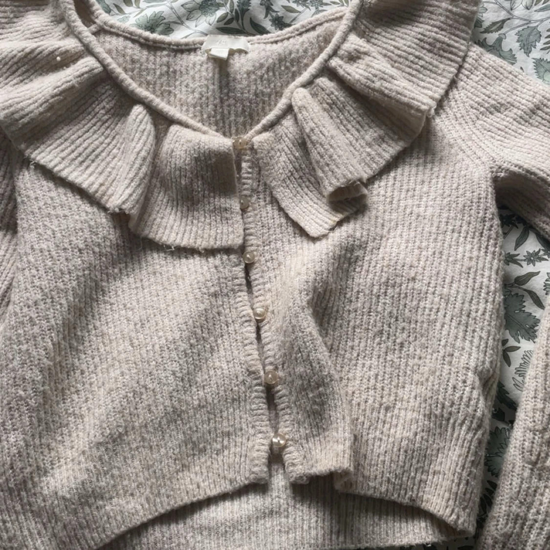 Beige kofta med volangkrage  H&M - 2