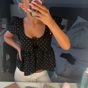 Svart prickig blus från Gina Tricot - Supersöt svart blus med vita prickar från Gina Tricot!!! Säljer då den inte kommer till användning längre💕💕