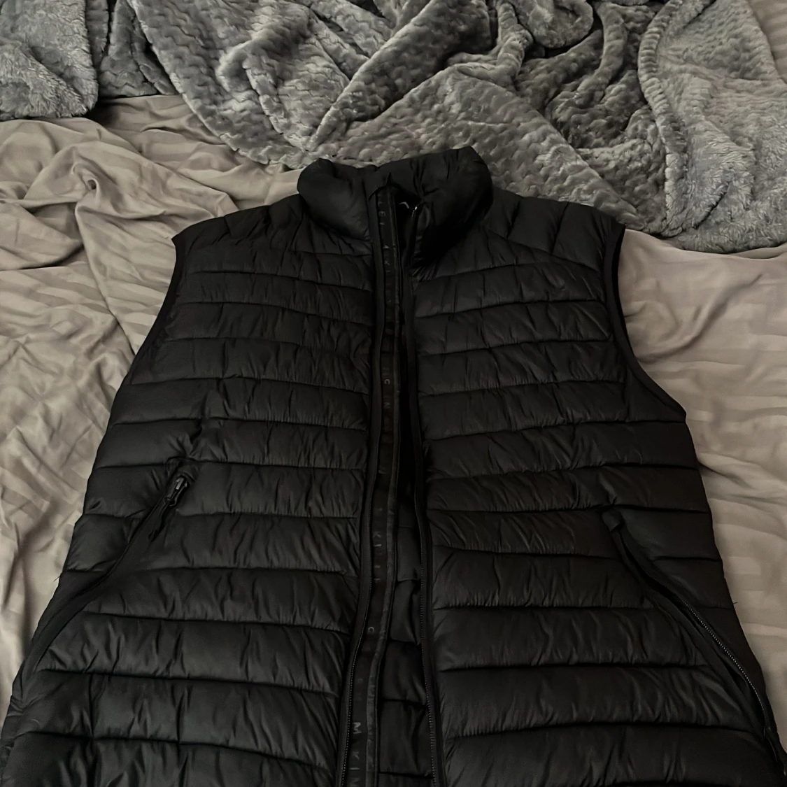 Svart dunväst från McKinley Small