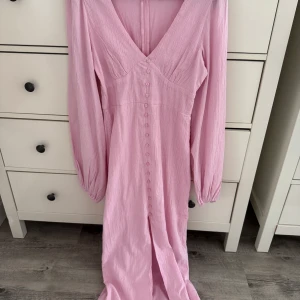 Nelly klänning - Denna klänning från Nelly har aldrig kommit till användning. Storlek 36. Nypris 800kr.💕
