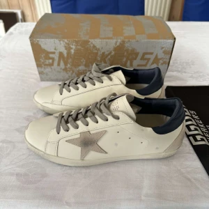 Golden goose  - Ett par riktigt feta golden goose i storlek 44, box och dustbags fås med, skickar samma dag!