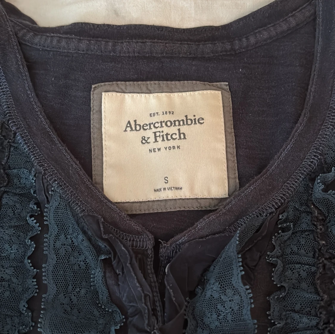 Mörkblå blus med spets från Abercrombie - 2