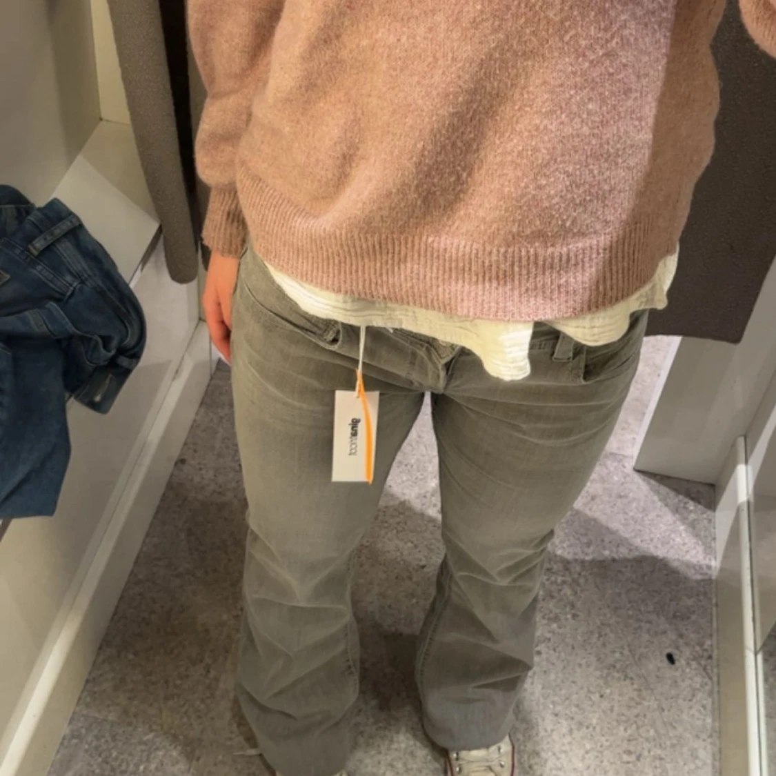 Ljusgrå bootcut jeans - 1