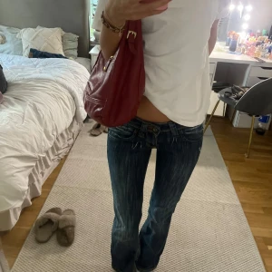 Lågmidjade Mörklåa bootcut jeans - Lågmidjade mörkblåa bootcut jeans från Lee.