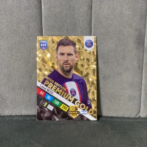 FIFA 365 Limited Edition Premium Gold - Lionel Messi - Samlarbok med exklusivt kort på Lionel Messi i PSG-tröja! Perfekt för dig som älskar fotboll, samlar på Panini-kort eller vill ha något unikt i din samling. Limited Edition med coolt guldtema och spelarstats. En riktig höjdare för unga sportfans!