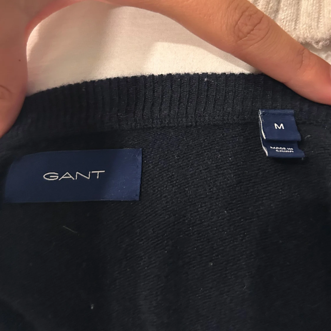 Mörkblå stickad tröja från GANT - 1