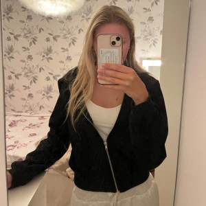Svart ziphoodie - Säljer min svarta zip hoodie från lager 157 i storlek S. 