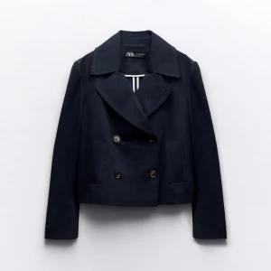 Marinblå skepparkavaj från Zara - Snygg marinblå skepparkavaj från Zara med dubbelknäppning och bred krage. Den är perfekt för hösten. Den är i bra skick och är bara använda få gånger. Orginal pris är 700kr.💓💓