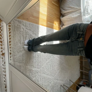 Lågmidjade blå bootcut jeans - Säljer ett par blå bootcut jeans med låg midja. Jeansen är i superfint skick!! Storleken 23/32 