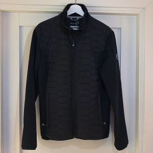 Pelle P cardigan - Pelle P cardigan!  Nästan helt oanvänd, använd ett fåtal gånger. Nypris (1800kr) mitt pris 500kr.  Storlek L