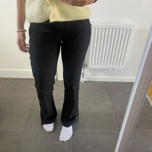 Lågmidjade kostymbyxor  - Lågmidjade kostymbyxor med slits! Älskar dem men tyvärr blivit för små!💖Har varit använda många gånger men fortfarande i mycket bra skick! 