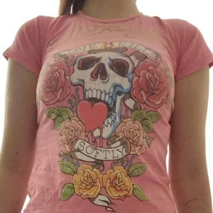 Rosa Ed Hardy t-shirt med dödskalle - Snygg rosa t-shirt från "Ed Hardy" med stort tryck av dödskalle, hjärta och rosor på, lite sliten men väldigt fin 🥰