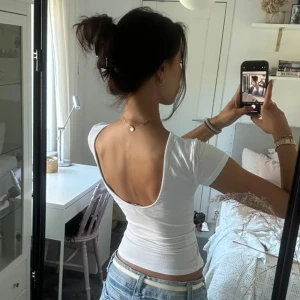 Vit topp med öppen rygg - Hej!! Säljer denna jättesöta toppen med djup rygg. Storleken är xs och skulle säga att den är väldigt sann till storleken. Knappt använd. Tveka inte att skriva vid frågor och pris kan diskuteras!🤗