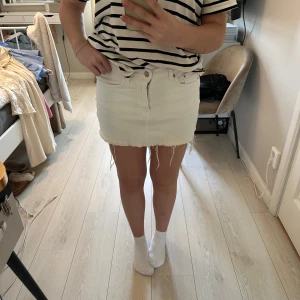 Vit jeanskjol - Säljer en vit jeanskjol från Gina Tricot, älskar den men är tyvärr för liten nu  🩷🙏