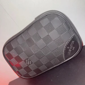 Svart väska  - Svart mindre väska, passar perfekt att ha pass i eller andra liknande saker i den storleken 