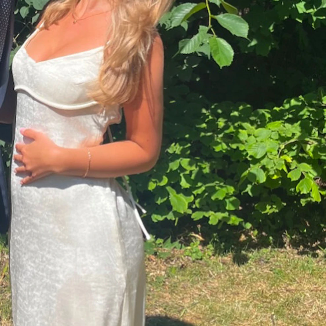 Ljus långklänning med smala axelband - 2