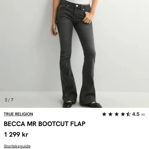 True Religion BECCA MR BOOTCUT FLAP - Jättesnygga gråsvarta jeans från true religion, köpta från Nelly. Jättebra skick! Säljer då de är för stora för mig. Köpta för 1299kr.