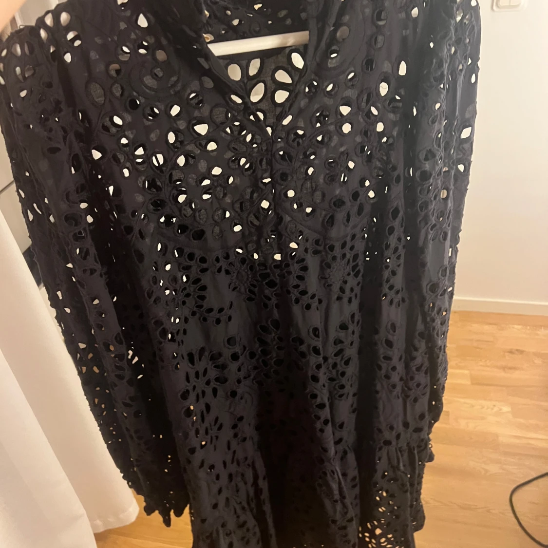 Svart broderad kortklänning med volang - 3