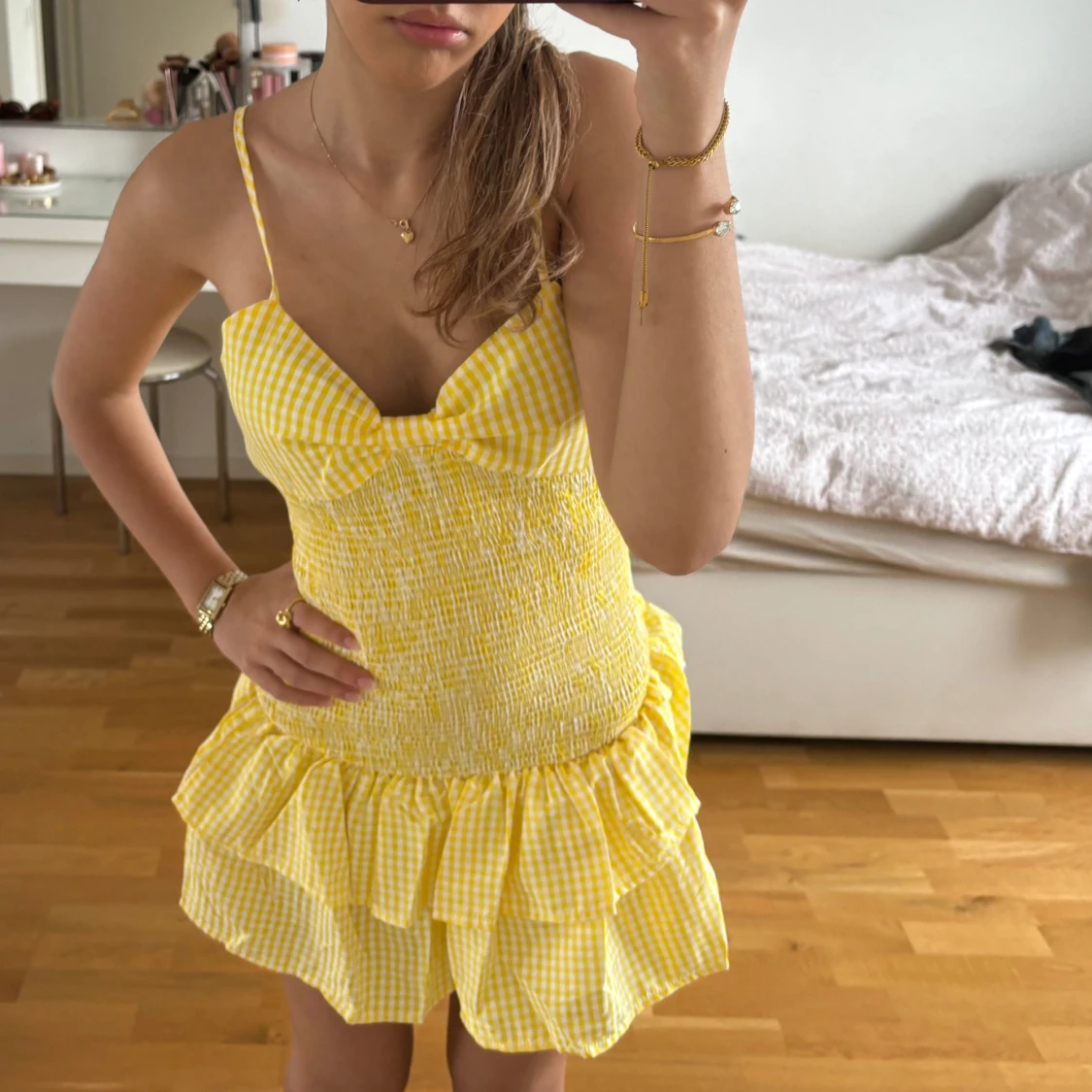 Gul rutig volangklänning - 3