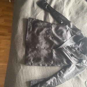 Gina Tricot satin oversize dressad kavaj blazer  - Snygg över mini klänning eller med tights och blus. Kan funka som sommarjacka. Ser lyxig ut. Passar s-m går över baken