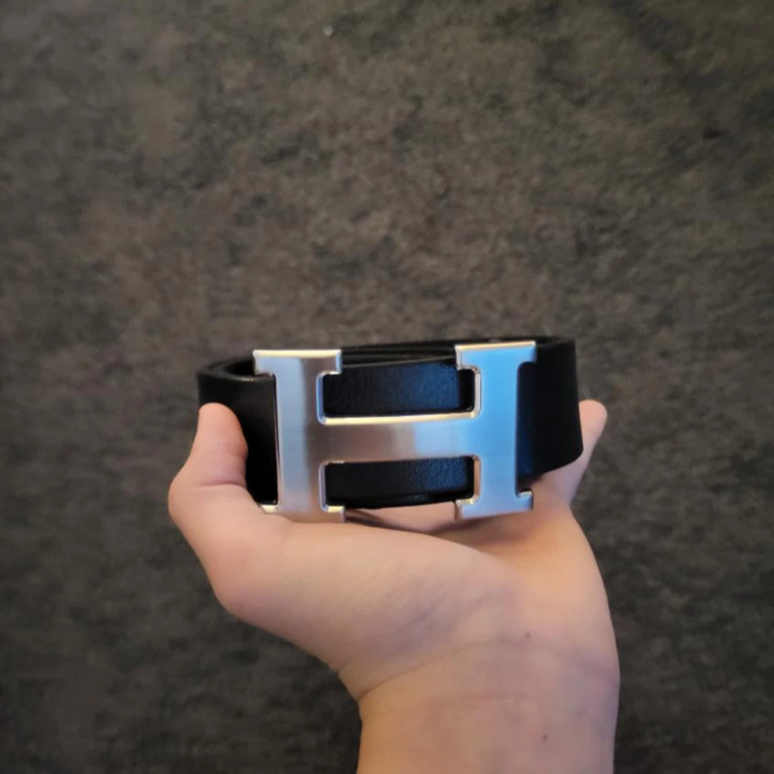 Svart bälte med silverfärgat H-spänne - 1