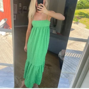 Maxiklänning - Jättefin grön långklänning från Zara köpt här på plick men som jag aldrig fick användning för! 💚Skriv för frågor eller skicka prisförslag