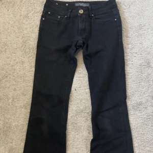 Svarta bootcut jeansbyxor - Säljer dessa svarta bootcut jeans pga att de är för små. De är lite trasig vid där man sätter runt ett skärp men annars så är de i ett jättebra skick och väl använda💗 de e bootcut de e ba att man inte ser d. Skriv för frågor och pris kan diskuteras💗 innerbenslängden: ca 80 cm och midjan: 39 cm💗