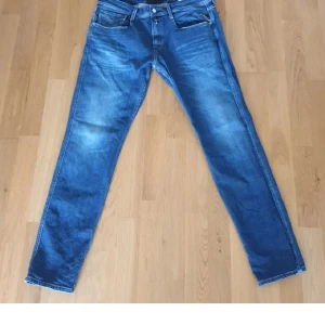 Blå Replay jeans - Säljer ett par klassiska blå jeans från Replay. Jeansen har snygga slitningar och en normal passform. Perfekta för dig som gillar stilrena och tidlösa jeans. Säljer pga att de är förstora. Aldrig använt de