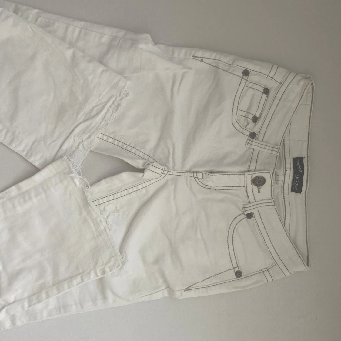 Vita lågmidjade flared jeansbyxor med broderade fickor - 2