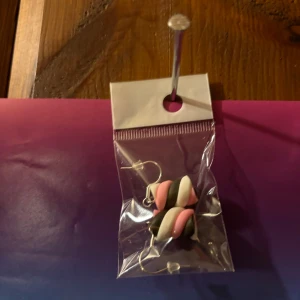 Handgjorda örhängen i svart, vitt och rosa - Unika örhängen med handgjorda pärlor i svart, vitt och rosa. Säljs i förpackning, perfekta för dig som vill ha något färgglatt och annorlunda till din stil.