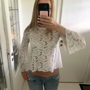 Spets topp - vit blommig spetstopp, från Lindex barnavdelning💕10-12 år med skulle säga att det är som xs/s