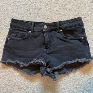 Low waist shorts - Svarta lowwaist shorts från Hm som inte används längre💕