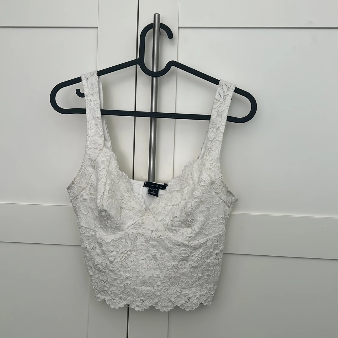 Vit spetsig croppad linnetopp från Amisu - 1