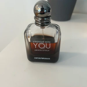 Stronger With You Absolutely herrparfym - Emporio Armani, Stronger With You Absolutely. Typ två tredjedelar kvar