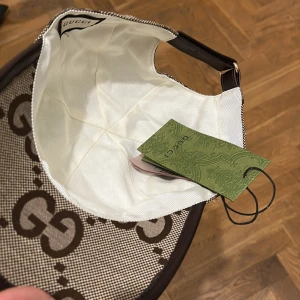 Gucci keps jumbo - Möts upp i Malmö, kan gå ner i pris vid snabb affär.                                                                                   Skriv ifall du vill ha en specifik bild eller om du har funderingar/frågor