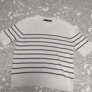 Randig T-shirt  - Fin t-shirt från lager 157. Väl använd. Säljer då den tyvärr inte passar längre.