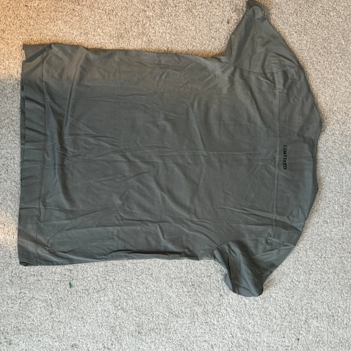 Grå t-shirt med grafiskt tryck från limitato  - 1