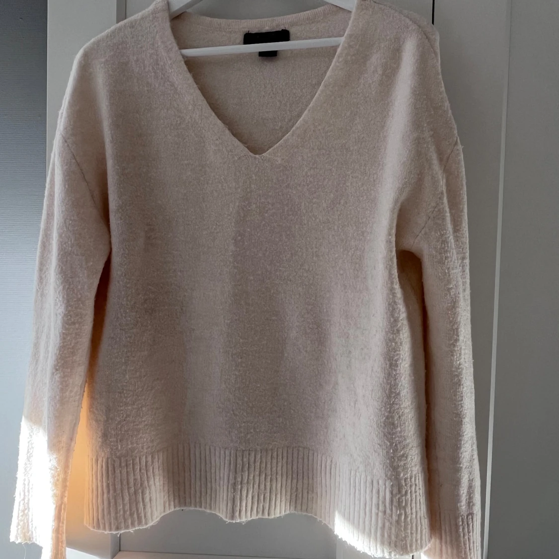 Beige stickad v-ringad tröja - 1