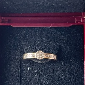 Guldring med diamanter från Guldfynd - Elegant guldring i 18K guld med glittrande diamanter . Perfekt för dig som vill ha något klassiskt och stilrent. Levereras i originalask från Guldfynd.
