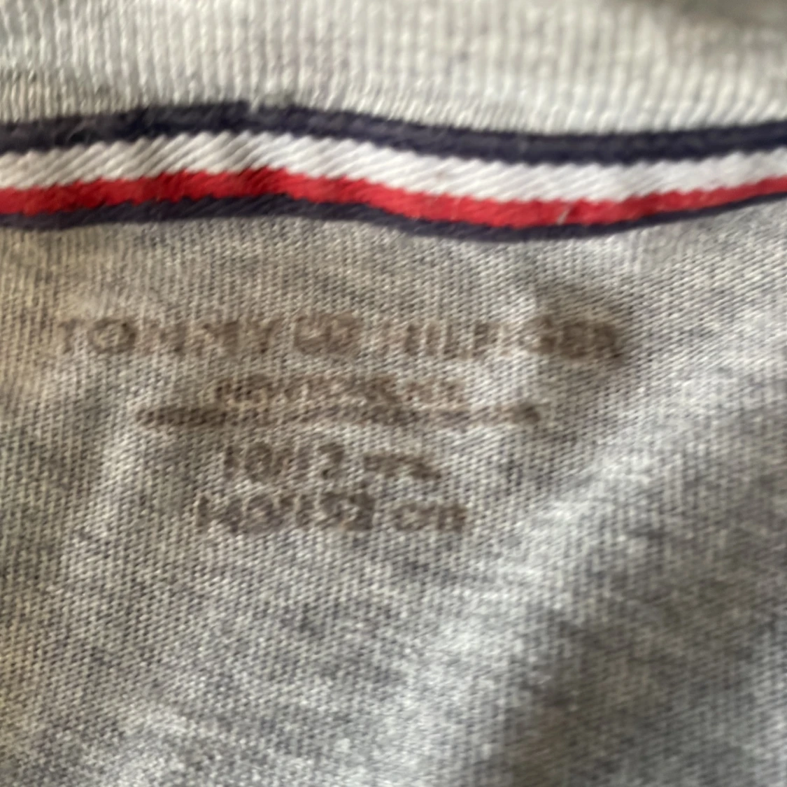 Grå t-shirt från Tommy Hilfiger - 1