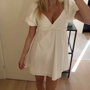 Vit klänning - Supersöt vit klänning, aldrig använt prislappen är kvar!!💕💕💕