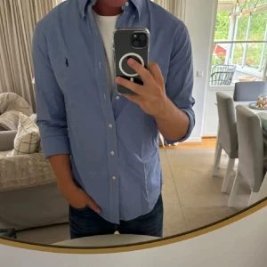 Ljusblå Ralph Lauren skjorta - Ljusblå Ralph lauren skjorta | Den är i Size S | säljer lågt eftersom den inte passar längre | Det finns två defekter som syns på sista bilden som är ”discolourations” Den är dock i bra skick | Nypris 1600kr mitt pris 399kr! | snabb frakt