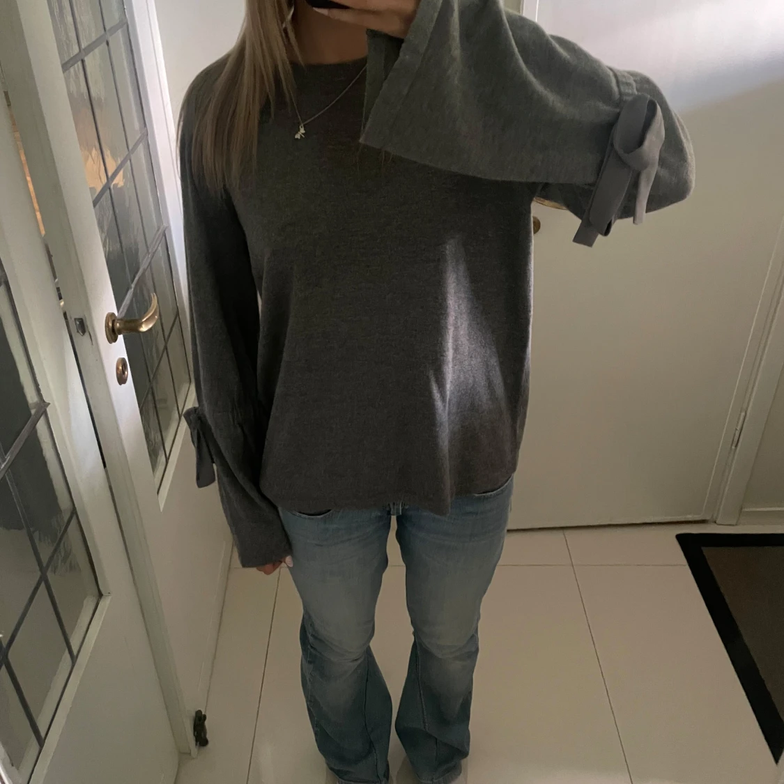 Grå tröja med rosetter  - 1