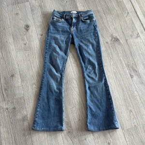 Blåa jeans från Gina tricot - Byxorna är i bra skick men är upplagda, så dem passar bäst på någon som är lite kortare. Innerbenslängd: 70,5cm