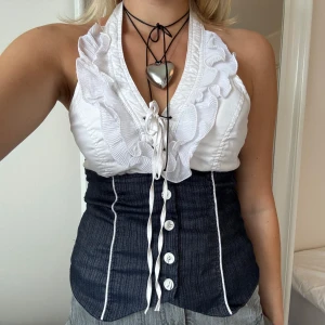 Korsettopp - Korsettopp med såååå coola detaljer, halterneck med volang och denimliknande runt midjan👖💙💙😆